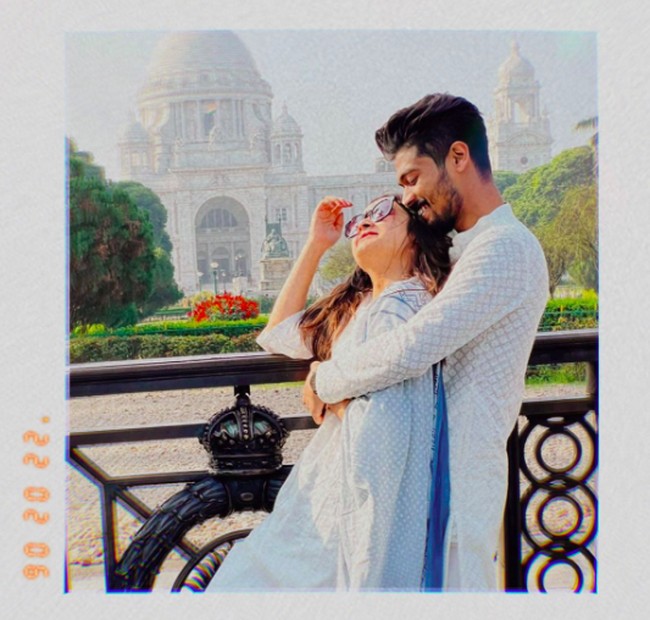 Menurut pihak keluarga, Pallabi baru mengetahui status pernikahan Sagnik enam bulan lalu, padahal keduanya telah pacaran selama satu setengah tahun. Sagnik menjelaskan ke Pallabi bahwa dia telah mengurus perceraiannya. Inilah potret mesra Pallabi dan Sagnik yang diunggahnya di Instagram itu. Foto: dok. Instagram/@pallavidey153