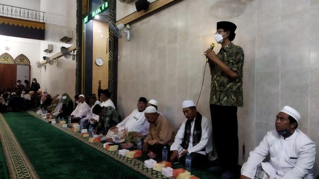 Ketua DPC PDIP Surabaya Adi Sutarwijono mengunjungi keluarga korban kecelakaan di Tol Mojokerto. Ia menyampaikan duka cita mendalam.