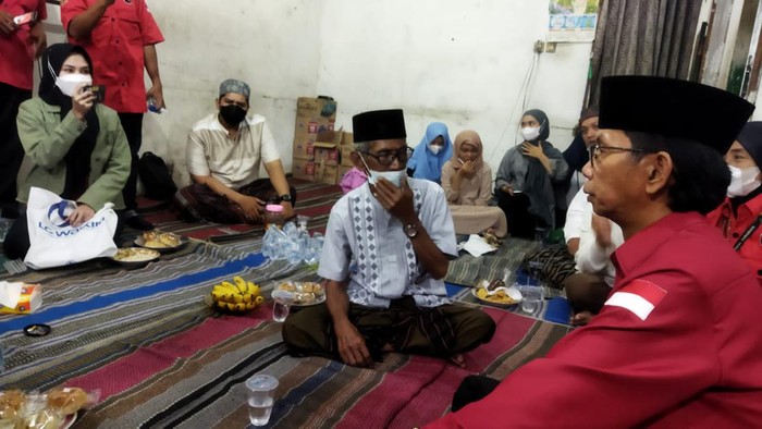 Ketua DPC PDIP Surabaya Adi Sutarwijono mengunjungi keluarga korban kecelakaan di Tol Mojokerto. Ia menyampaikan duka cita mendalam.