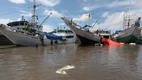 Sebagian dermaga di Pelabuhan Kalimas tergenang banjir rob akibat pasang air laut yang tinggi.  Pasang air laut yang tinggi menyebabkan akses jalan menuju Pelabuhan Kalimas dan penyeberangan Ujung (Surabaya)-Kamal (Madura) juga terendam banjir rob.  