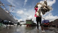 Kendati demikian aktivitas bongkar muat di pelabuhan tersebut masih berjalan normal.