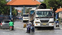 Sejumlah pengendara kendaraan bermotor melintasi banjir rob di Jalan Kalimas Baru, Surabaya, Jawa Timur, Rabu (18/5/2022).  