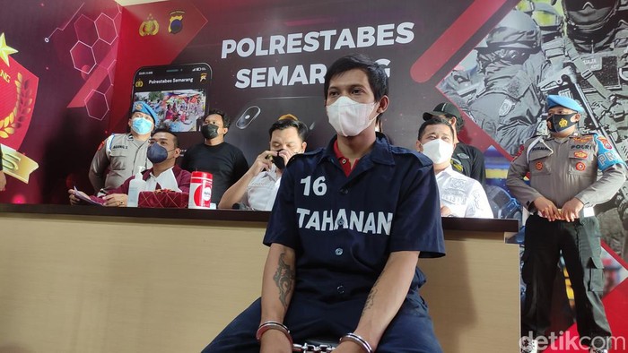 Rizky Apri Wibowo (28), pelaku penggelapan yang gadaikan motor pacarnya di Semarang, Rabu (18/5/2022).