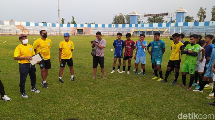 Pelatih Fakhri Husaini beri pengarahan pemain