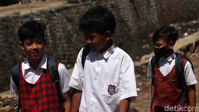 Kini bagi masyarakat yang beraktivitas di luar ruangan, diperbolehkan tidak memakai masker. Begini kondisinya di Kota Bandung.