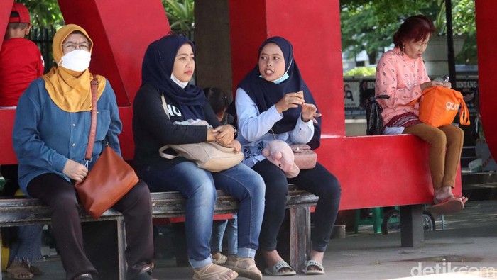 Kini bagi masyarakat yang beraktivitas di luar ruangan, diperbolehkan tidak memakai masker. Begini kondisinya di Kota Bandung.