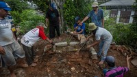 Relokasi makam ini dilakukan karena adanya rencana perluasan pembangunan Stasiun Rangkasbitung.  