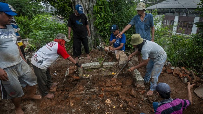 Sejumlah pekerja membongkar makam Bupati Kabupaten Lebak ke-3 Tumenggung Perwira Kusumah di Rangkasbitung, Lebak, Banten, Rabu (18/5/2022). Makam Bupati Kabupaten Lebak ke-3 di masa pemerintahan Kolonial Hindia Belanda pada periode jabatan 1865-1877 Tumenggung Prawira Kusumah tersebut akan direlokasi karena adanya rencana perluasan pembangunan Stasiun Rangkasbitung. ANTARA FOTO/Muhammad Bagus Khoirunas/wsj.