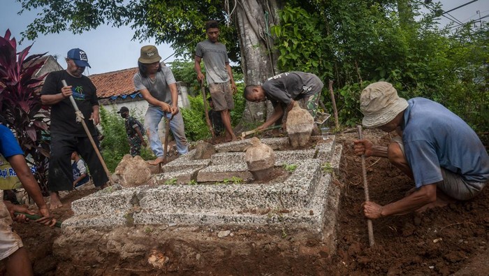 PEMBONGKARAN MAKAM BUPATI LEBAK KE-3 Sejumlah pekerja membongkar makam Bupati Kabupaten Lebak ke-3 Tumenggung Perwira Kusumah di Rangkasbitung, Lebak, Banten, Rabu (18/5/2022). Makam Bupati Kabupaten Lebak ke-3 di masa pemerintahan Kolonial Hindia Belanda pada periode jabatan 1865-1877 Tumenggung Prawira Kusumah tersebut akan direlokasi karena adanya rencana perluasan pembangunan Stasiun Rangkasbitung. ANTARA FOTO/Muhammad Bagus Khoirunas/wsj.