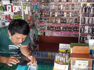 Aksi Culas Maling Satroni Konter HP di Klaten Terekam CCTV