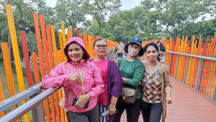 Pengunjung Tebet Eco Park sambut baik aturan pelonggaran masker.