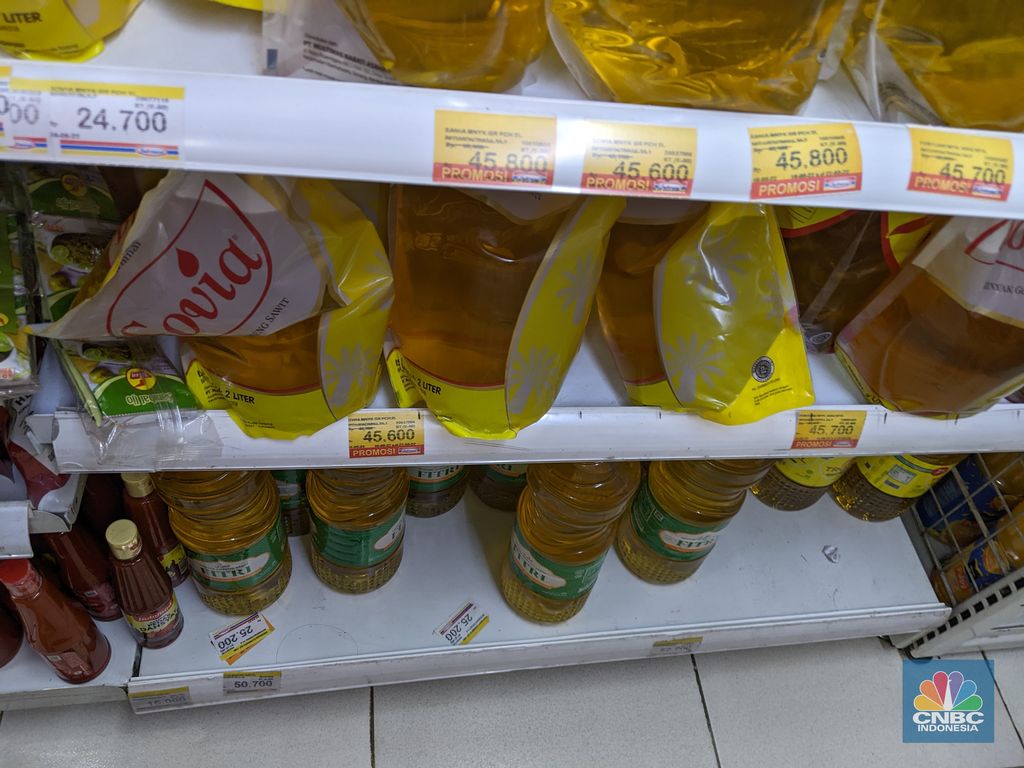 Penjualan minyak goreng di Indomaret Pondok Gede, Jakarta Timur (CNBC Indonesia/Emir Yanwardhana)