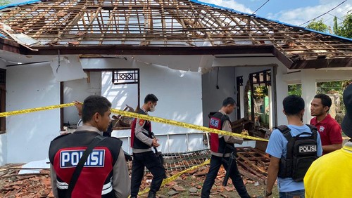 Polisi melakukan olah TKP di lokasi rumah pelaku pencabulan di Bima yang dirusak