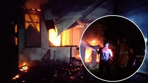 Petugas damkar saat berusaha memadamkan rumah milik Gede Makmur (76) di Gang Salak Banjar Kubuanyar, Desa Kubutambahan, Kecamatan Kubutambahan, Kabupaten Buleleng.