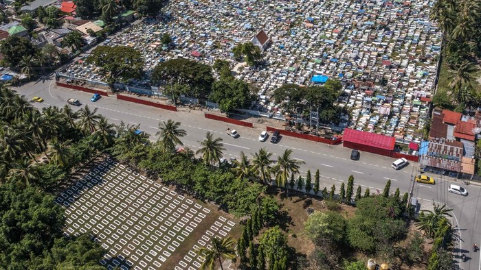 Melihat Makam Pejuang Indonesia di Timor Leste Petugas membersihkan Taman Makam Pahlawan Seroja di Kota Dili, Timor Leste, Selasa (17/5/2022). Taman Makam Pahlawan Seroja merupakan tempat pemakaman para prajurit Indonesia yang gugur saat Operasi Seroja di Timor Leste. ANTARA FOTO/Galih Pradipta/rwa.