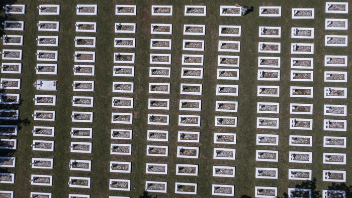 Melihat Makam Pejuang Indonesia di Timor Leste Petugas membersihkan Taman Makam Pahlawan Seroja di Kota Dili, Timor Leste, Selasa (17/5/2022). Taman Makam Pahlawan Seroja merupakan tempat pemakaman para prajurit Indonesia yang gugur saat Operasi Seroja di Timor Leste. ANTARA FOTO/Galih Pradipta/rwa.