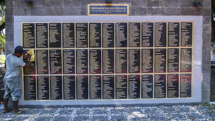 Melihat Makam Pejuang Indonesia di Timor Leste Petugas membersihkan Taman Makam Pahlawan Seroja di Kota Dili, Timor Leste, Selasa (17/5/2022). Taman Makam Pahlawan Seroja merupakan tempat pemakaman para prajurit Indonesia yang gugur saat Operasi Seroja di Timor Leste. ANTARA FOTO/Galih Pradipta/rwa.