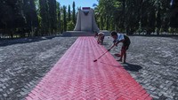 Petugas mengecat area Taman Makam Pahlawan Seroja di Kota Dili, Timor Leste.