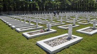 Petugas membersihkan Taman Makam Pahlawan Seroja. Hal tersebut bagian dari perawatan makam.