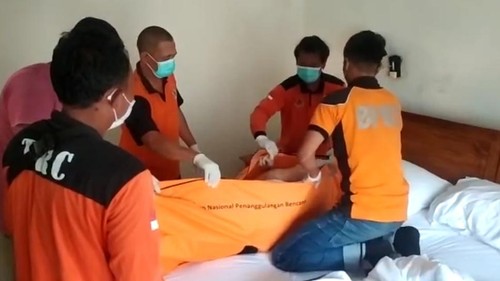 Petugas saat mengevakuasi jasad Hannan John Daniel, di bungalow Jalan Tjok Sudharsana, Kelurahan/Kecamatan Ubud, Kabupaten Gianyar, Bali, Rabu (18/5/2022).