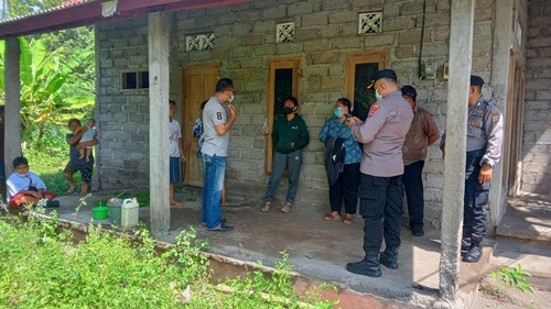 Polisi saat mendatangi rumah korban jambret di Buleleng
