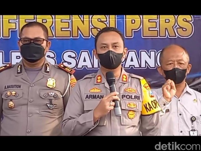 Masih banyak masyarakat yang beranggapan untuk memperoleh Surat Izin Mengemudi (SIM) dengan cepat dan mudah, harus melalui calo. Meski itu harganya mahal.