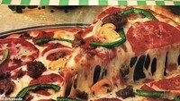 Terkenal dengan menu burgernya, siapa sangka McDonald’s Inggris pernah menghadirkan menu pizza. Ada tiga varian rasa yaitu keju, keju-pepperoni, dan deluxe. Foto: Dailymail