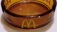 Sebelum adanya larangan merokok dalam ruangan, McDonald’s pernah menyediakan asbak rokok berwarna cokelat bening dengan logo khasnya. Foto: Dailymail