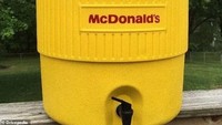 Warnanya cerah, inilah dispenser kuning berisi minuman ringan yang ada di McDonalds. Tampaknya sekarang sudah tidak ada lagi ya? Foto: Dailymail