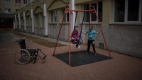 Yana dan sang ibu Natasha kini tengah menjalani perawatan di rumah sakit publik yang berada di kawasan Lviv, Ukraina.