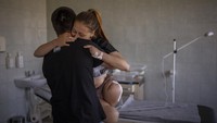 Kepala Misi Pengawasan Hak Asasi Manusia PBB di Ukraina Matilda Bogner menyebut jumlah kematian di Ukraina imbas invasi Rusia ke negara itu diprediksi jauh lebih banyak dari angka resmi yang dilaporkan PBB yaitu sebanyak 3.381 orang. 