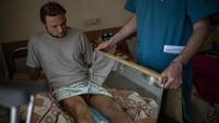Sementara itu, serangan demi serangan yang dilancarkan ke sejumlah wilayah Ukraina di tengah perang Rusia-Ukraina menyebabkan sejumlah warga terluka hingga kehilangan bagian tubuh mereka. Luka itu salah satunya dialami oleh Sasha Horokhivskyi (38) yang kehilangan salah satu kakinya setelah ditembak di bagian betis oleh anggota pertahanan teritorial yang mengira dirinya seorang mata-mata.  