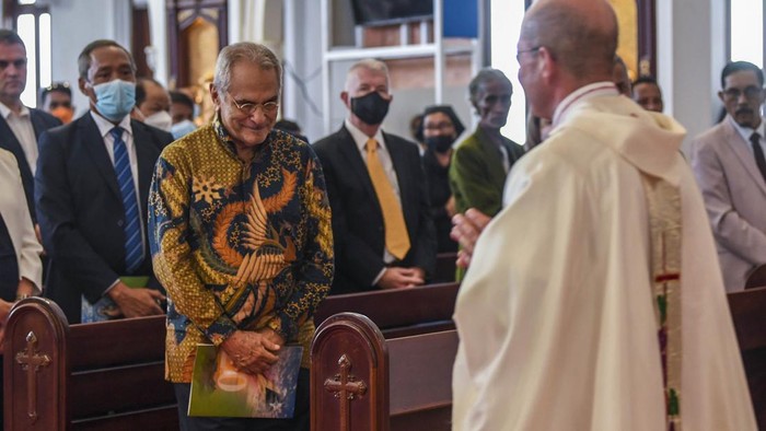 Presiden Terpilih Timor Leste Bakal Kunjungi Indonesia Presiden terpilih Timor Leste Jos Ramos Horta (kedua kiri) mengikuti Misa Syukuran 20 Tahun Restorasi Kemerdekaan Timor Leste di Gereja Katedral, Dili, Timor Leste, Rabu (18/5/2022). Dalam keterangan persnya Jos Ramos Horta mengatakan Indonesia akan menjadi negara prioritas untuk dikunjungi usai ia dilantik menjadi Presiden pada 20 Mei 2022. ANTARA FOTO/Galih Pradipta/wsj.