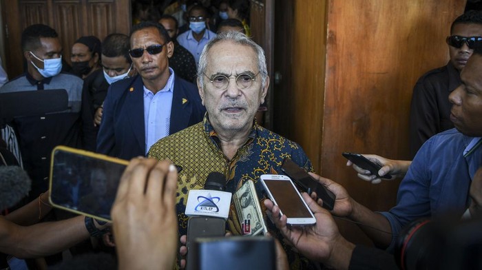 Presiden terpilih Timor Leste Jos Ramos Horta (kedua kiri) mengikuti Misa Syukuran 20 Tahun Restorasi Kemerdekaan Timor Leste di Gereja Katedral, Dili, Timor Leste, Rabu (18/5/2022). Dalam keterangan persnya Jos Ramos Horta mengatakan Indonesia akan menjadi negara prioritas untuk dikunjungi usai ia dilantik menjadi Presiden pada 20 Mei 2022. ANTARA FOTO/Galih Pradipta/wsj.