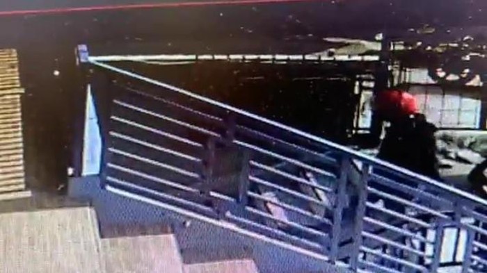 Pria di Tana Toraja terekam CCTV mencuri 2 unit handphone di kos putri yang pemiliknya sedang mandi (Dok. Istimewa)