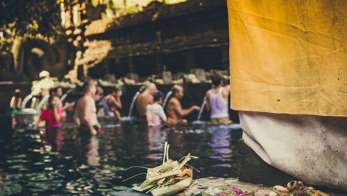 Prosesi melukat yang dijalani umat Hindu Bali