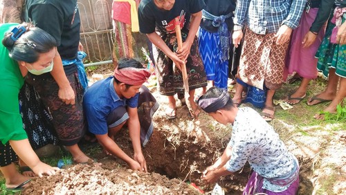 Prosesi pemakaman Ni Kadek Ratna Cantikawati, korban balita meninggal suspek rabies, di Setra Desa Adat Banyubiru, Kecamatan Negara, Jembrana, Bali, Rabu (18/5/2022).