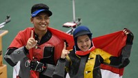 Dua petembak Indonesia Fathur Gustafian dan Citra Dewi Resti melakukan selebrasi usai memenangkan pertandingan babak final nomor 10 meter air rifle (senapan angin) SEA Games di Hanoi Sports Training and Competition Center, Hanoi, Vietnam, Rabu (18/5/2022). ANTARA FOTO/Aditya Pradana Putra