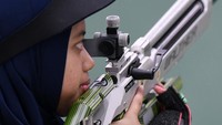Fathur dan Citra meraih medali emas setelah mengalahkan tim campuran petembak Singapura dengan keunggulan poin 16-10. ANTARA FOTO/Aditya Pradana Putra.