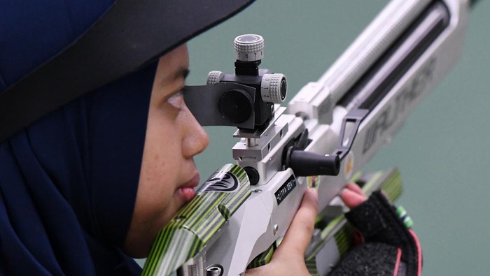 Petembak Indonesia Citra Dewi Resti membidik sasaran pada pertandingan babak final nomor 10 Meter Air Rifle (senapan angin) Tim Campuran Menembak SEA Games 2021 Vietnam di Hanoi Sports Training and Competition Center, Hanoi, Vietnam, Rabu (18/5/2022). Fathur dan Citra meraih medali emas setelah mengalahkan tim campuran petembak Singapura dengan keunggulan poin 16-10. ANTARA FOTO/Aditya Pradana Putra/wsj.