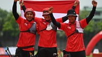 Medali juga disumbangkan dari cabang olahraga panahan nomor recurve beregu putra di Hanoi Sports Training and Competition Center, Hanoi, Vietnam, Rabu (18/5/2022). Tampak pemanah Indonesia Riau Ega Agatha Salsabilla, Arif Dwi Pangestu, dan Alviyanto Bagas Prastyadi berselebrasi usai memenangkan pertandingan babak final nomor Recurve Beregu Putra Panahan SEA Games di Vietnam. ANTARA FOTO/Aditya Pradana Putra.