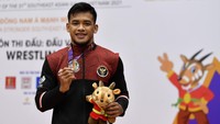 Pegulat Indonesia Andika Sulaeman meraih medali perak SEA Games, Selasa (17/5/2022). ANTARA FOTO/Zabur Karuru.