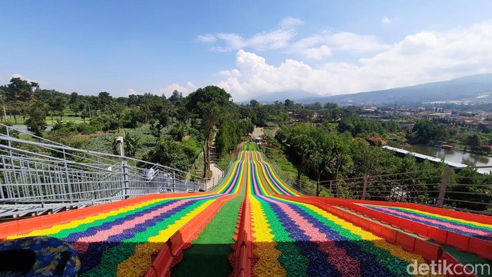 Rainbow Slide di Floating Market Lembang.