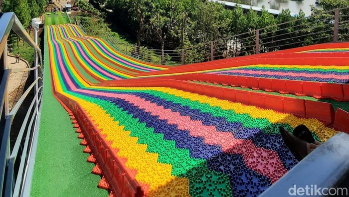Rainbow Slide di Floating Market Lembang Bandung.