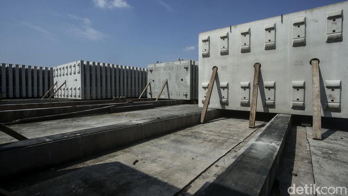 Rampung Lebih Awal, Begini Penampakan Bantalan Rel Kereta Cepat JKT-BDG Produksi bantalan rel atau slab track proyek Kereta Cepat Jakarta-Bandung rampung lebih cepat dari jadwal. Slab track ini diproduksi sejak Januari 2021 lalu.