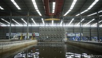 Untuk diketahui, slab track merupakan landasan tempat rel bertumpu yang terbuat dari beton dan diikat dengan penambat rel. Slab track adalah bentuk modern pengganti ballast yang berupa lempengan jalur beton untuk jalur kecepatan tinggi.