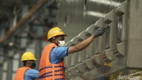 Saat ini seluruh kebutuhan slab track sudah selesai diproduksi. Bersamaan dengan proses produksi, sebagian slab track yang sudah selesai mulai dipasang di beberapa titik trase KCJB sejak akhir Desember 2021.