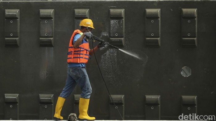 Produksi bantalan rel atau slab track proyek Kereta Cepat Jakarta-Bandung rampung lebih cepat dari jadwal. Slab track ini diproduksi sejak Januari 2021 lalu.