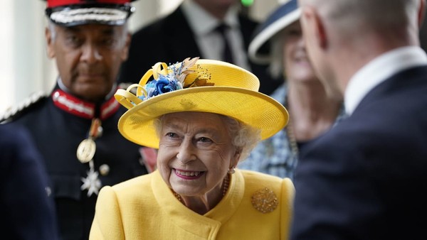 Ratu Elizabeth membuat publik terkejut karena kemuculannya yang tiba-tiba pada saat pembukaan jalur kereta London. Padahal sebelumnya, ratu berhalangan hadir. (Andrew Matthews/Getty Images via CNN)