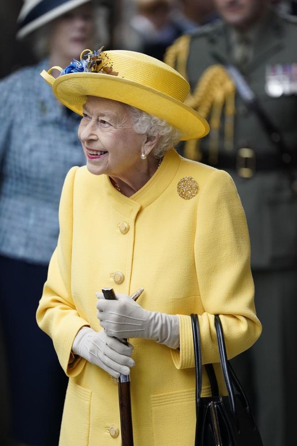 Kehadiran ratu membuat semua orang terkejut karena Ratu Elizbeth sebelumnya menderita masalah mobilitas dan membatalkan beberapa agenda dalam beberapa bulan terakhir. Termasuk pembukaan Parlemen pekan lalu. (Andrew Matthews/Getty Images via AP)